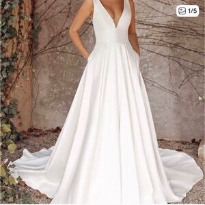 Ivory sleeveless plunge corset back Justin Alexander wedding dress